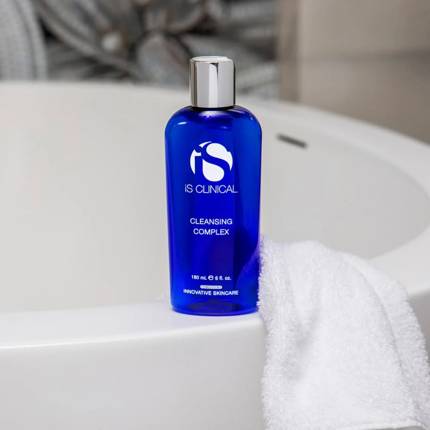 iS Clinical | Cleansing Complex 180ml - Image 3